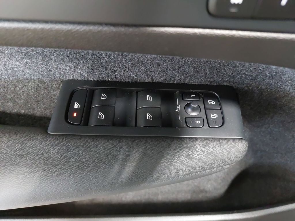 2024 Volvo XC40 B5 Plus Dark Theme