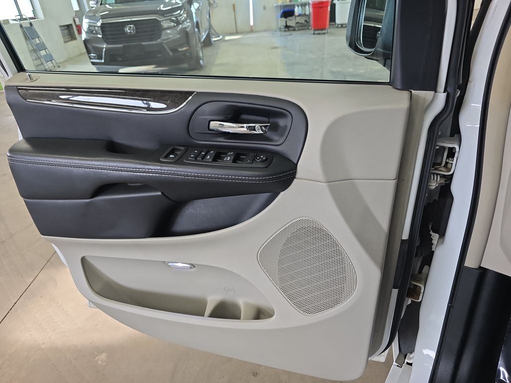 2015 Chrysler Town & Country Touring-L