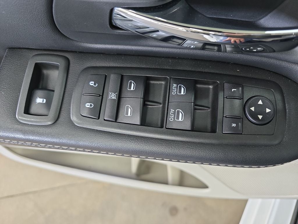 2015 Chrysler Town & Country Touring-L