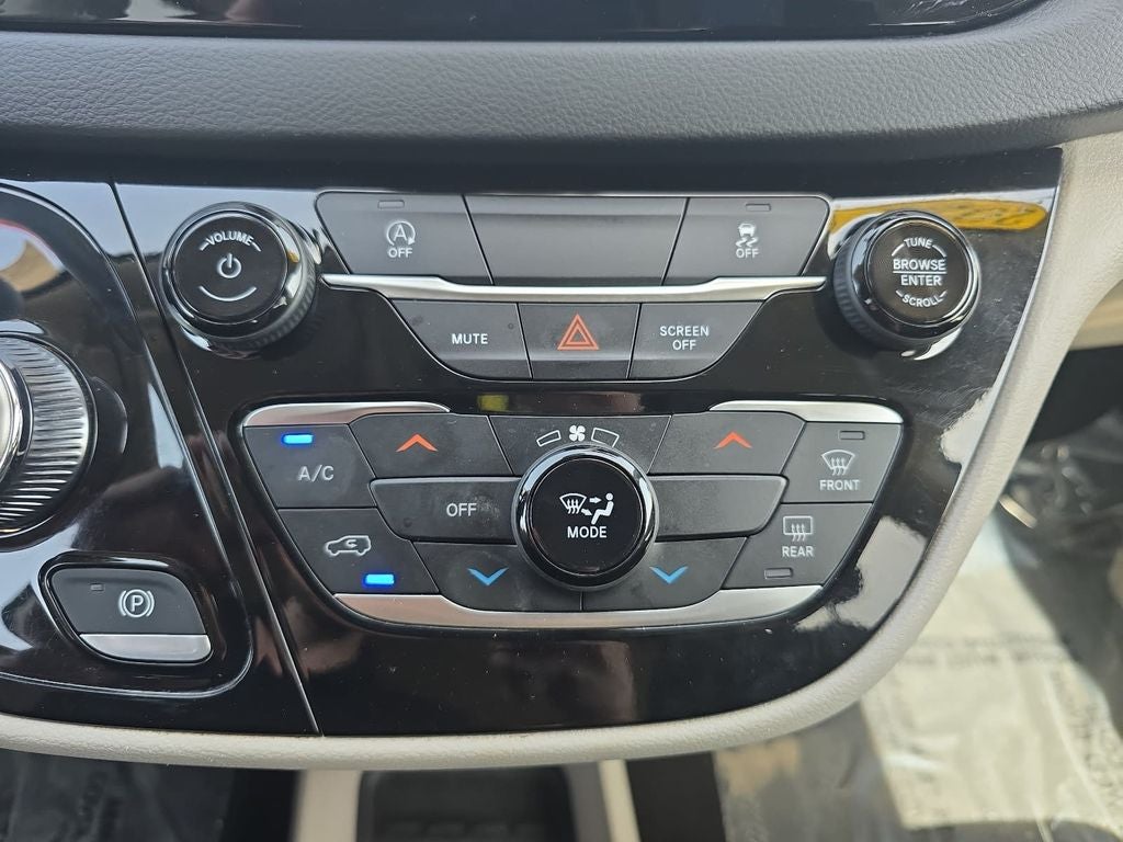 2023 Chrysler Voyager LX