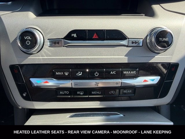 2024 Ford Explorer XLT TWIN PANEL MOONROOF