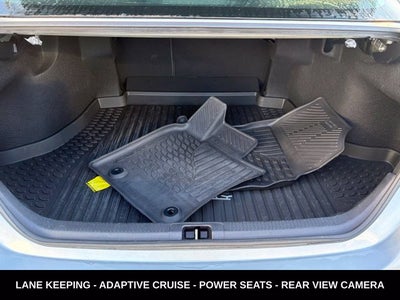 2022 Toyota Camry SE LOW MILEAGE LOCAL TRADE