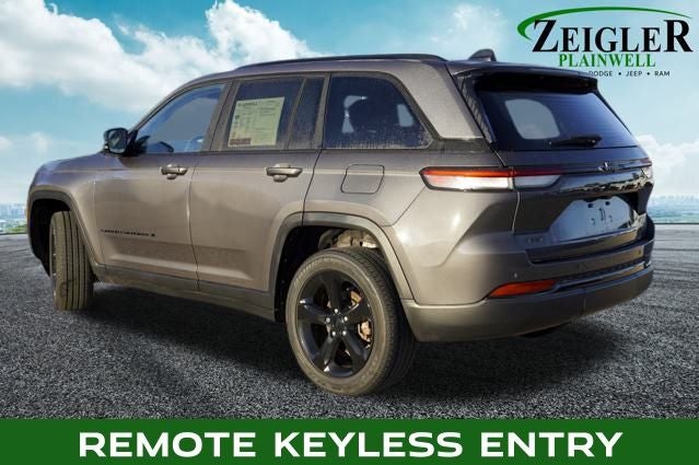 2023 Jeep Grand Cherokee Altitude ParkView Rear Back-Up Camera & Radio: Uconnect 5 w