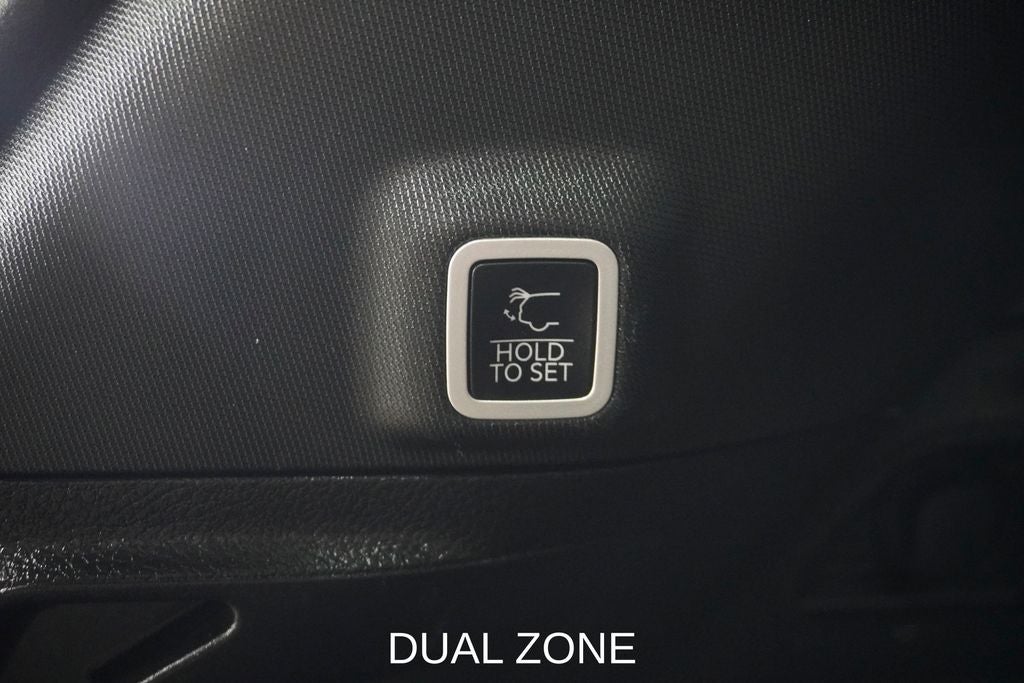 2024 Jeep Grand Cherokee Limited Navigation System & Dual-Pane Panoramic Sunroof