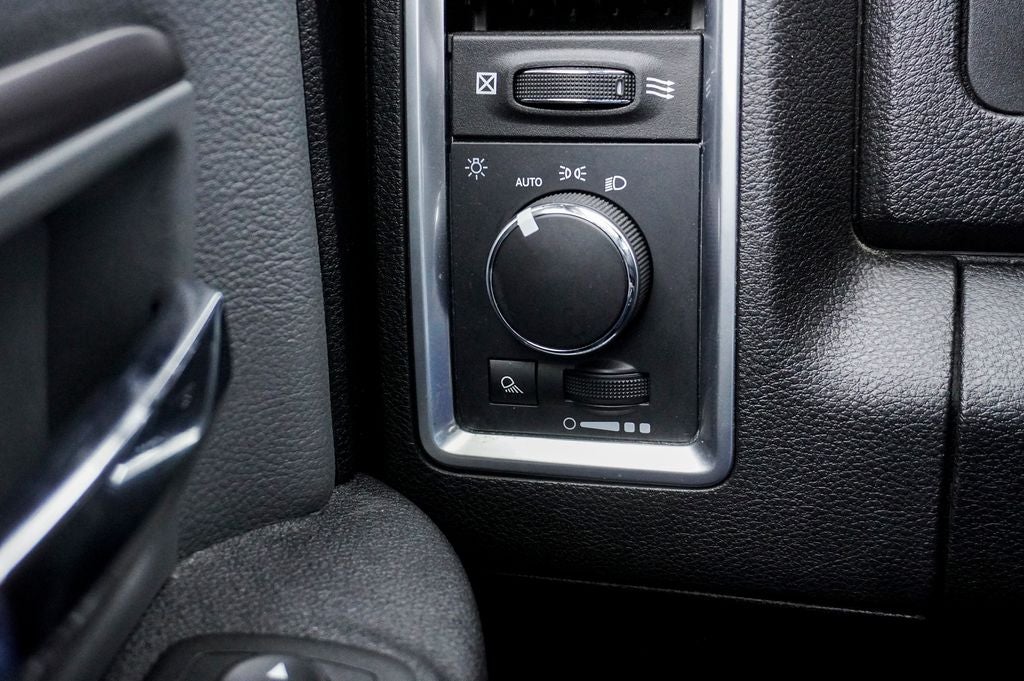 2022 RAM 1500 Classic SLT ParkView Rear Back-Up Camera &Integrated Voice Com