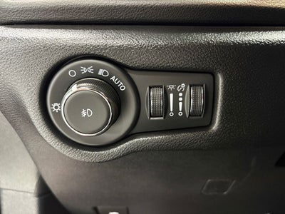 2025 Chrysler Pacifica Select Radio: Uconnect 5 with 10.1" Display