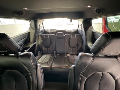 2025 Chrysler Pacifica Select Radio: Uconnect 5 with 10.1" Display