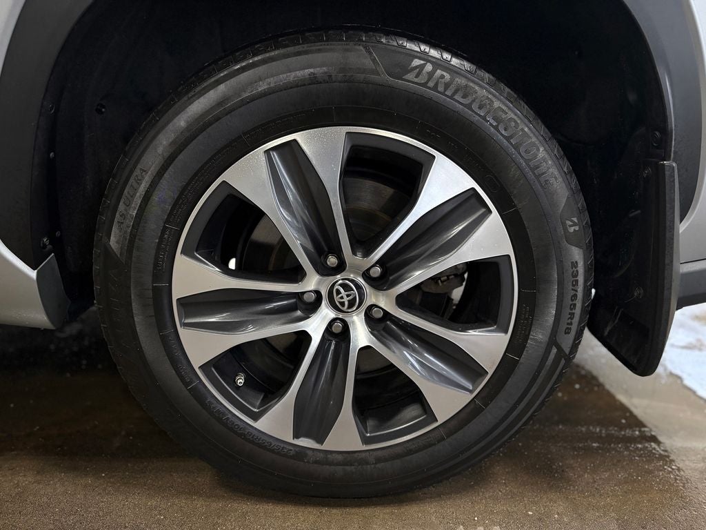 2022 Toyota Highlander Hybrid XLE Power moonroof