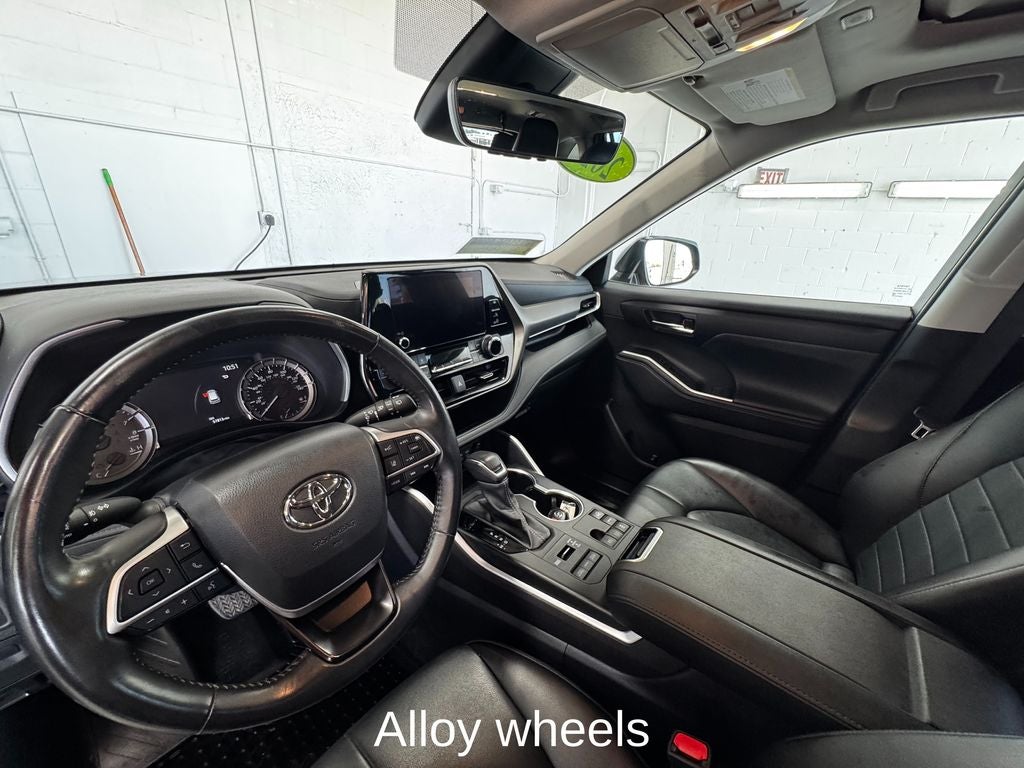 2024 Toyota Highlander XLE Power moonroof