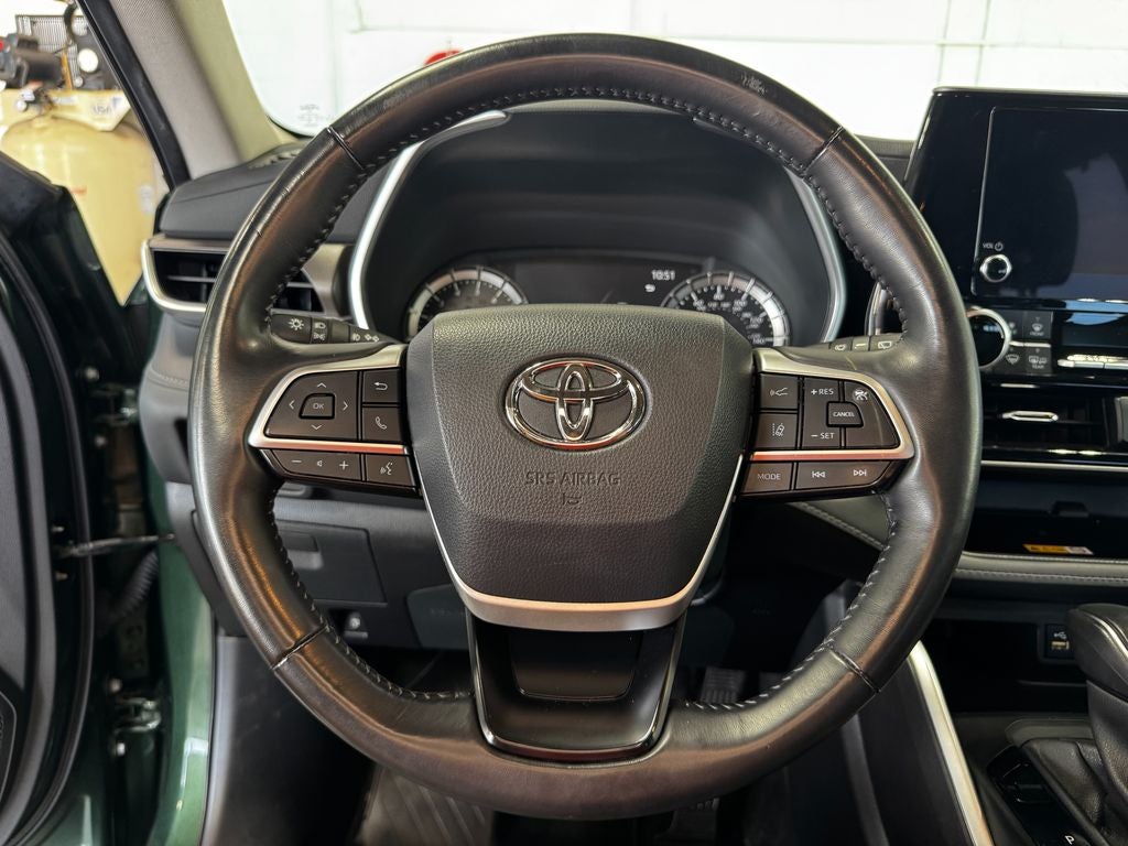 2024 Toyota Highlander XLE Power moonroof