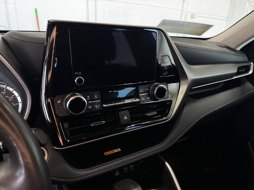 2024 Toyota Highlander XLE Power moonroof