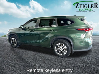 2024 Toyota Highlander XLE Power moonroof