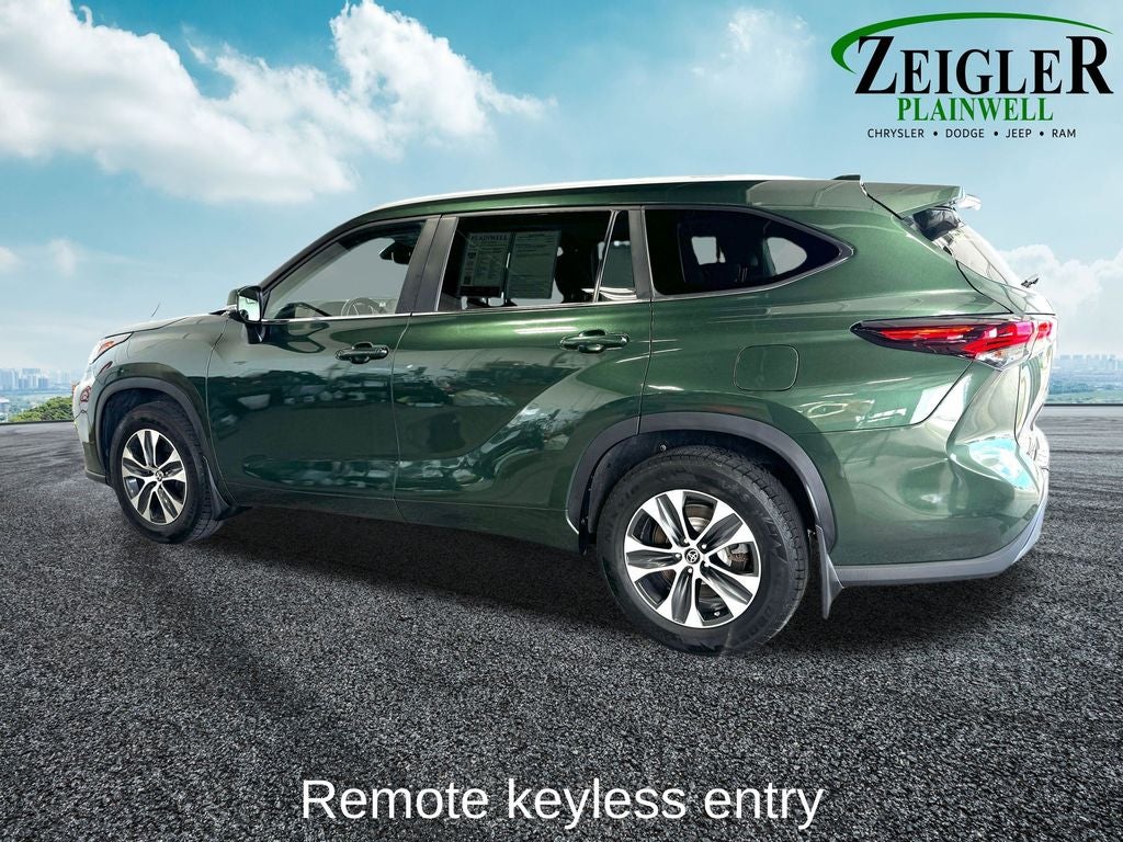 2024 Toyota Highlander XLE Power moonroof
