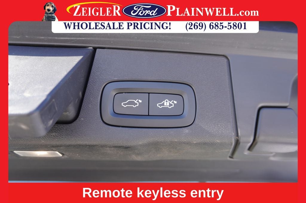 2023 Volvo XC60 Recharge Plug-In Hybrid T8 Plus Dark Theme