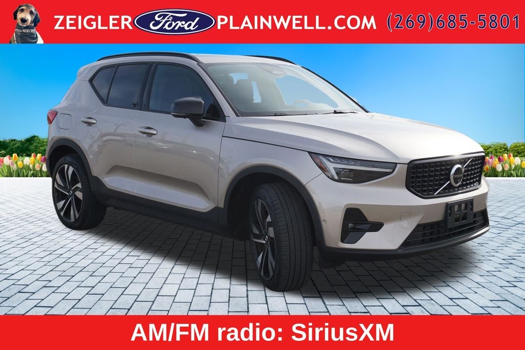 2024 Volvo XC40 B5 Plus Dark Theme