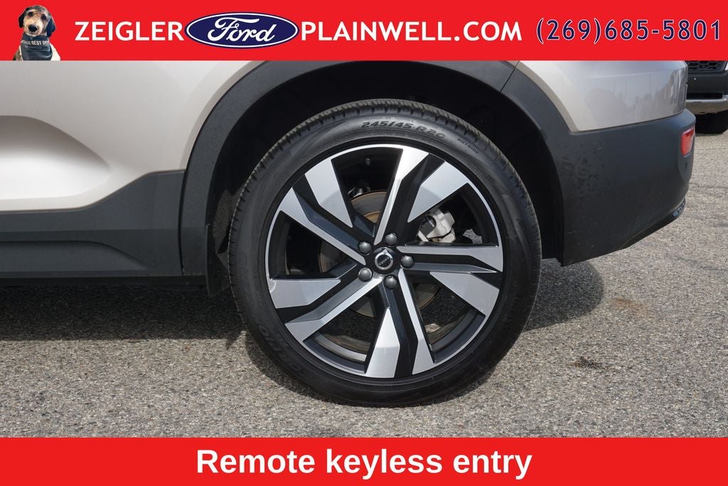 2024 Volvo XC40 B5 Plus Dark Theme