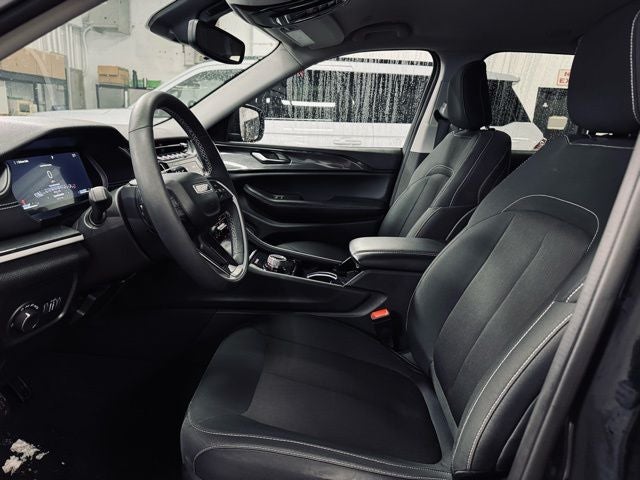 2023 Jeep Grand Cherokee Laredo 4x4