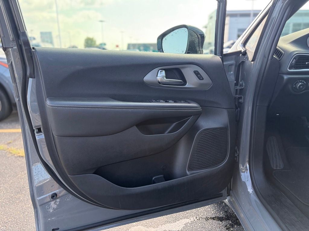 2025 Chrysler Pacifica Select * Certified Pre-Owned *