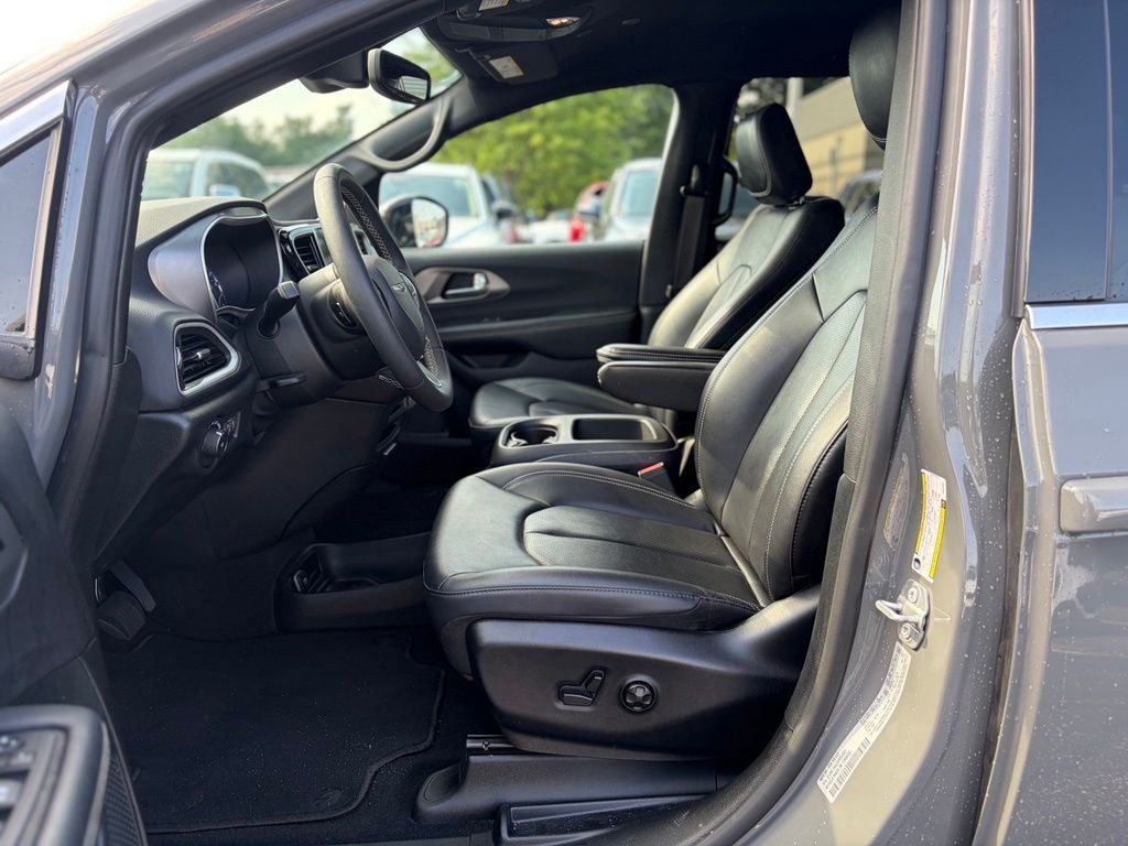 2025 Chrysler Pacifica Select * Certified Pre-Owned *