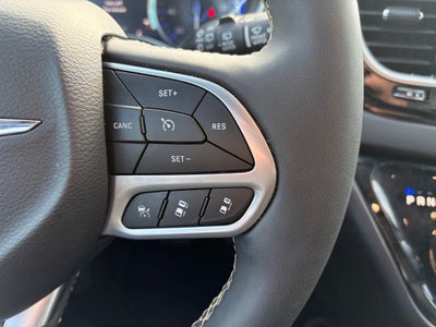 2025 Chrysler Pacifica Select * Certified Pre-Owned *