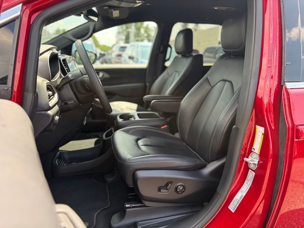 2025 Chrysler Pacifica Select * Certified Pre-Owned *