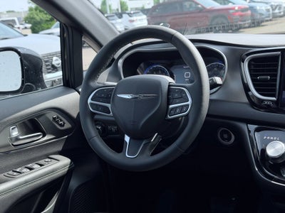 2025 Chrysler Pacifica Select * Certified Pre-Owned *