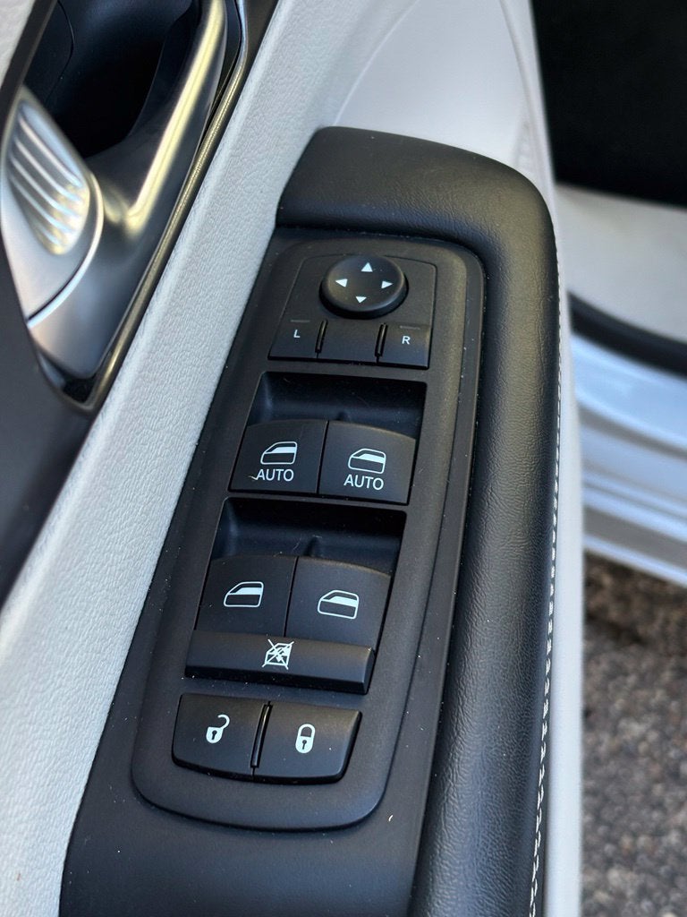2024 Chrysler Pacifica Touring L * Certified Pre-Owned *