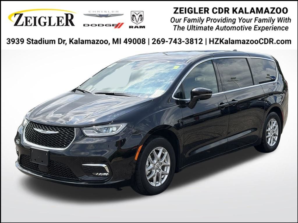 2025 Chrysler Pacifica Select * Certified Pre-Owned *