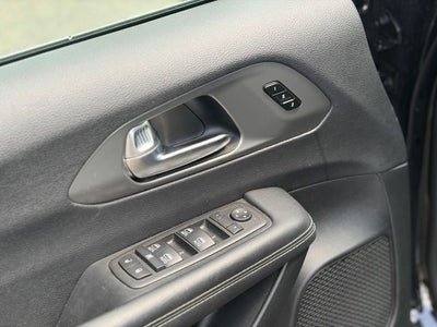 2025 Chrysler Pacifica Select * Certified Pre-Owned *