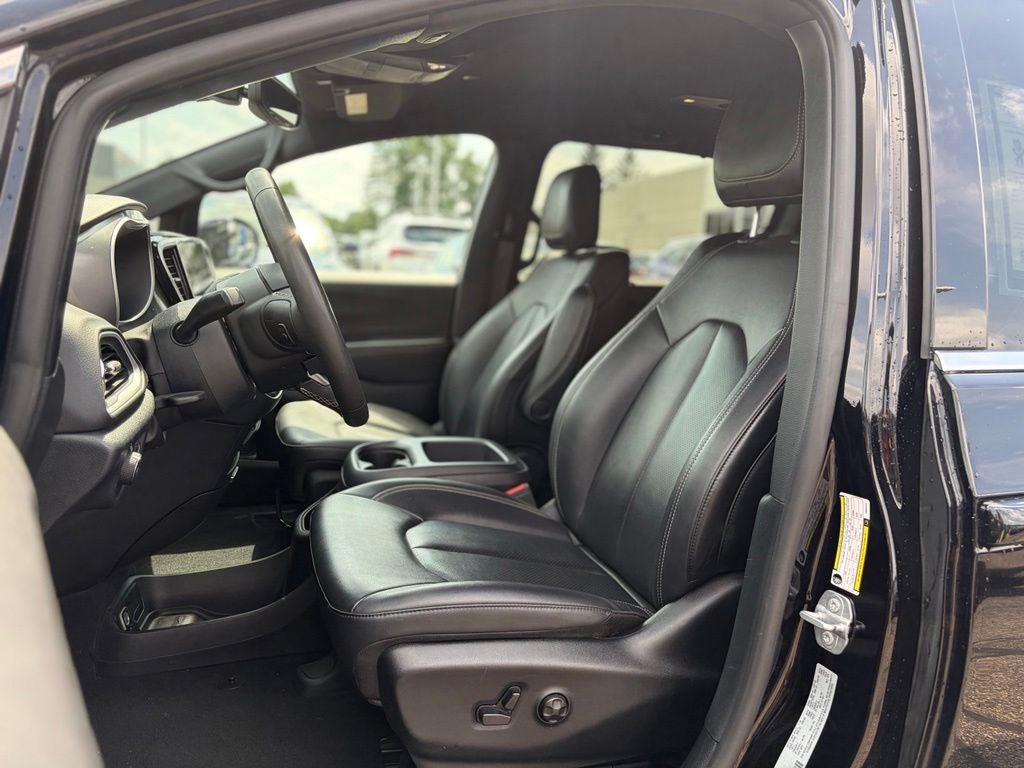 2025 Chrysler Pacifica Select * Certified Pre-Owned *