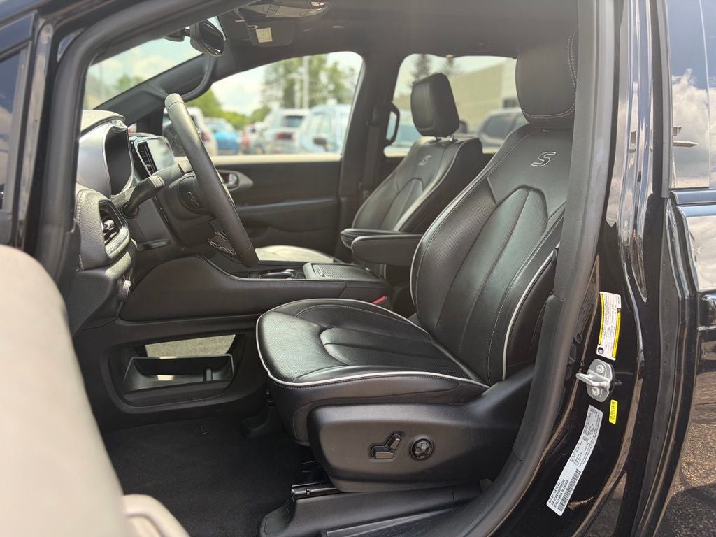2025 Chrysler Pacifica Limited * Certified Pre-Owned *