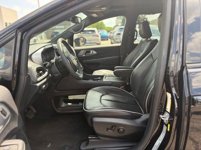2025 Chrysler Pacifica Limited * Certified Pre-Owned *
