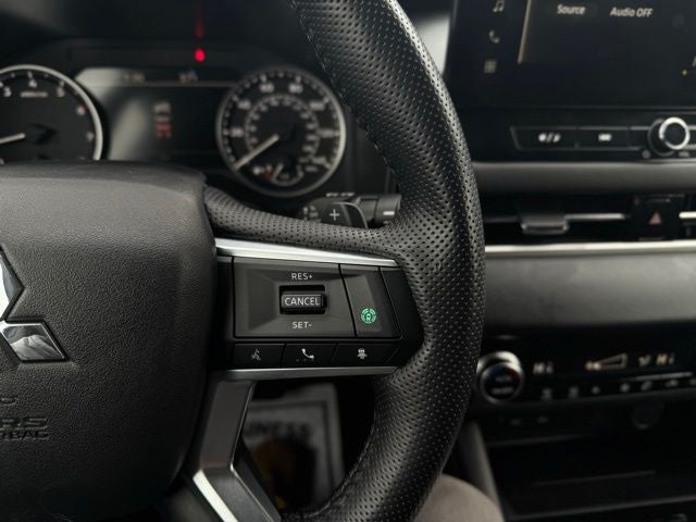 2025 Mitsubishi Outlander Base